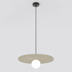 Hanglamp met ronde beige viltkap en witte glazen bol aan een dunne zwarte ophanging