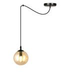 Hanglamp met amberkleurige glazen bolkap en zwart snoer aan een ronde zwarte plafondplaat