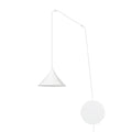 Witte hanglamp met conische kap aan een dunne witte arm en ronde wandplaat