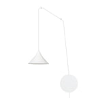 Witte hanglamp met conische kap aan een dunne witte arm en ronde wandplaat