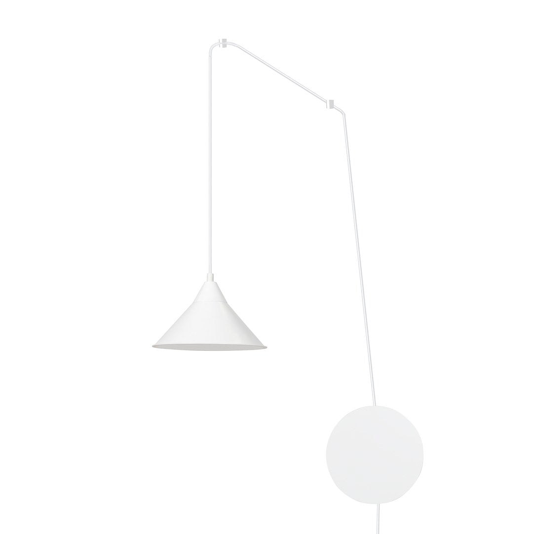 Witte hanglamp met conische kap aan een dunne witte arm en ronde wandplaat