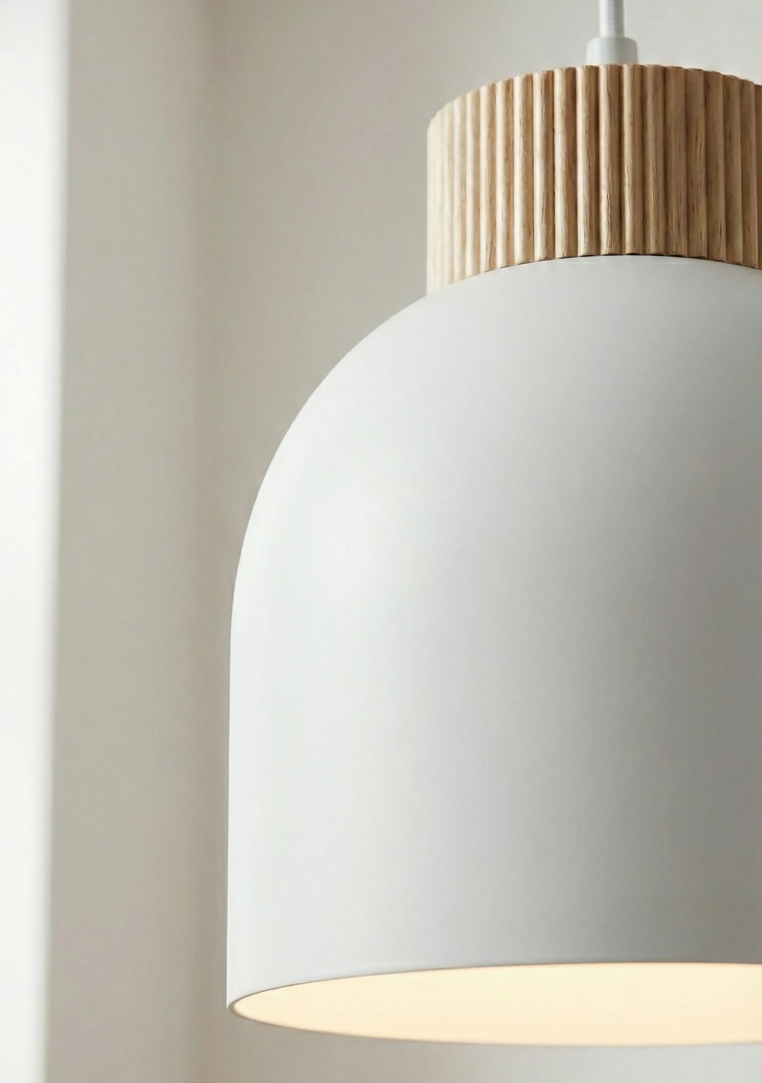 Hanglamp gepoedercoat staal Scandinavisch Vigo wit met houten accent, Ø 18 cm – eettafel en kookeiland