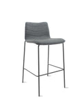 Grijze barkruk Verona met gestikte rugschaal van wolvilt op een slank zwart metalen frame met voetensteun