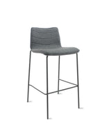 Grijze barkruk Verona met gestikte rugschaal van wolvilt op een slank zwart metalen frame met voetensteun