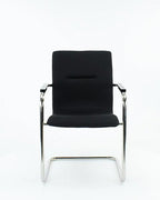 Vergaderstoel verchroomd sledeframe gestoffeerd zwart, model X6 Comfort, vaste armleggers, H 91 cm