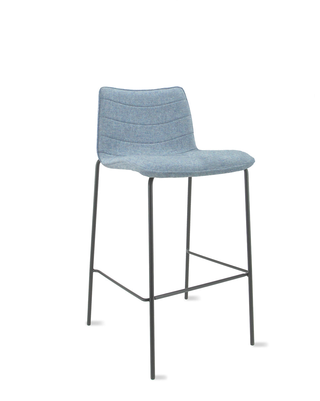 Barkruk met zachtblauwe wolvilten zit- en rugschaal met horizontale stiksels op een zwart metalen frame met voetsteun