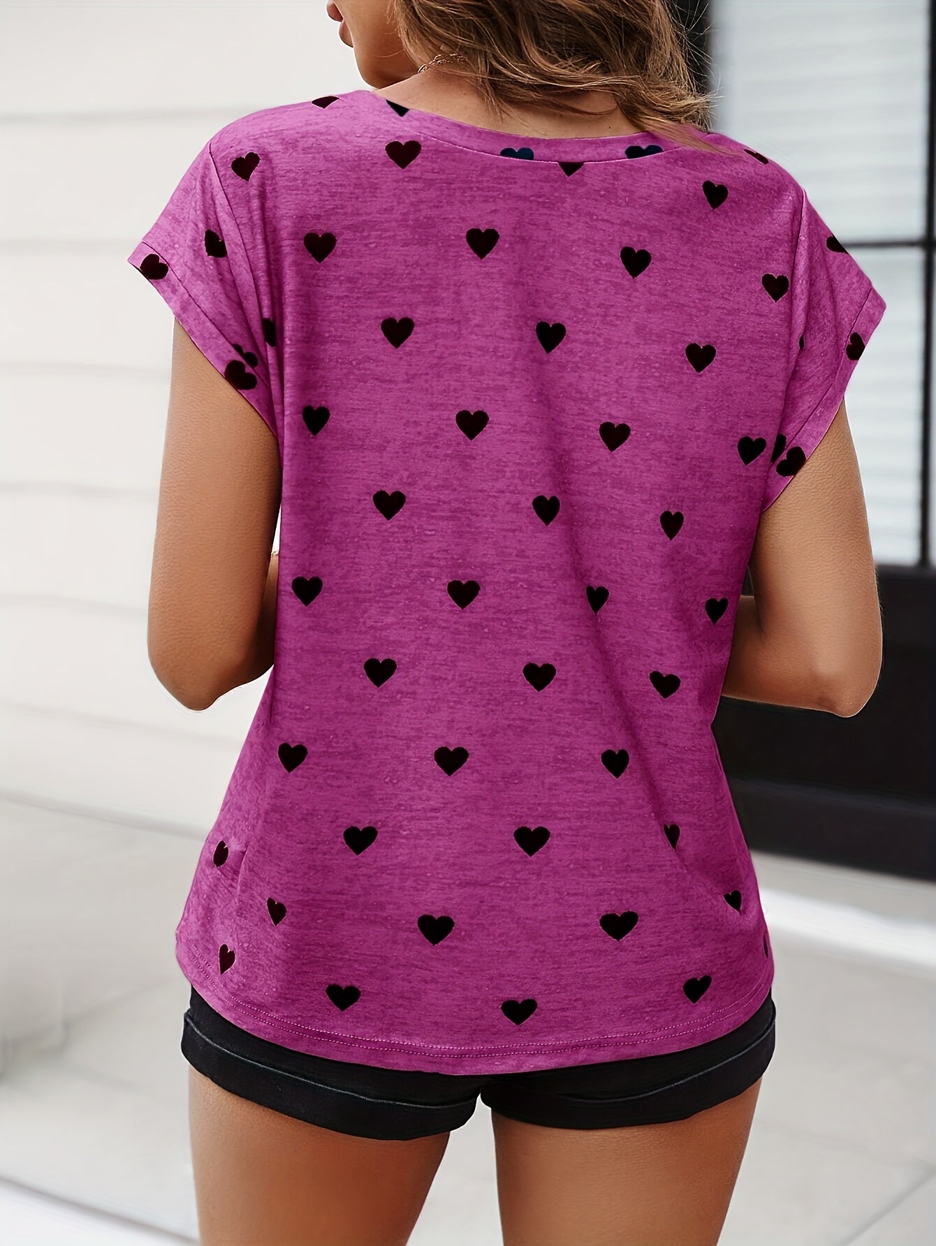 Women's T-Shirt with Heart Pattern, V-Neck, Casual and Elegant for Summer
