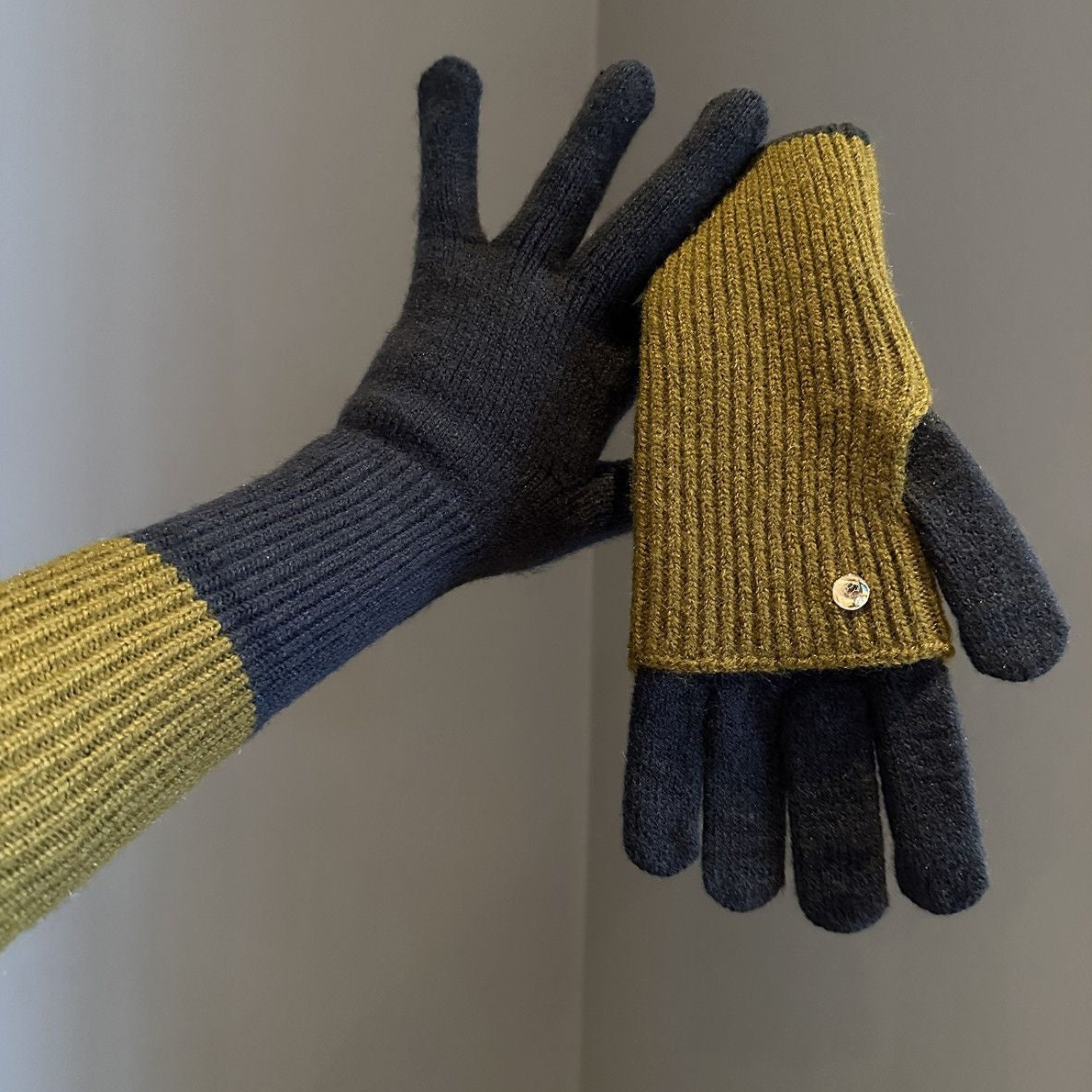 Two-tone knitted gloves with detachable mittens