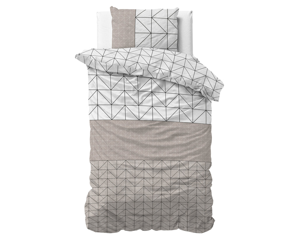 Opgemaakt eenpersoonsbed met taupe en wit dekbedovertrek met geometrisch lijnenpatroon en bijpassende kussensloop