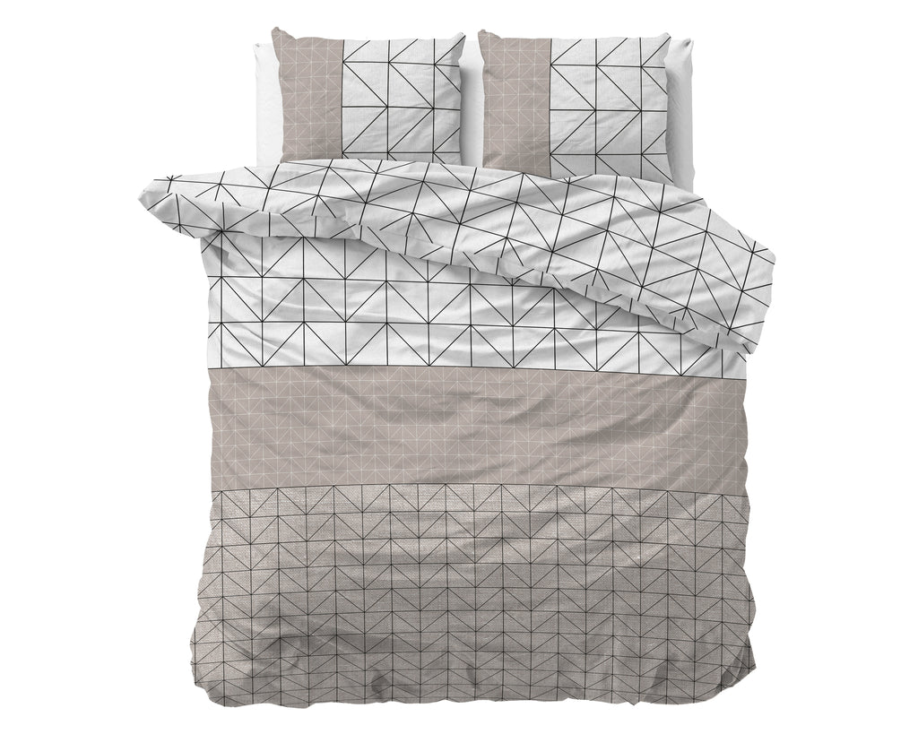 Dekbedovertrek met geometrische print in taupe, wit en zwart, met twee bijpassende kussens op het bed