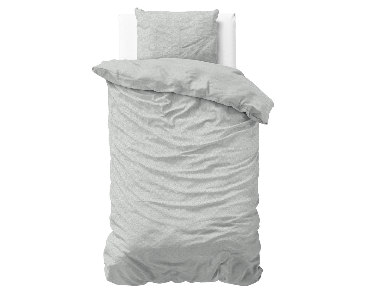 Grijs flanel dekbedovertrek met subtiel geometrisch dessin en bijpassende kussensloop op een bed