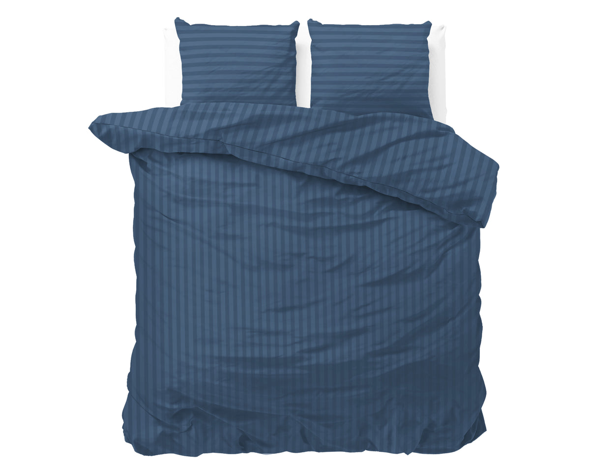 Marineblauw dekbedovertrek met fijne strepen en twee bijpassende kussens op een bed tegen witte achtergrond