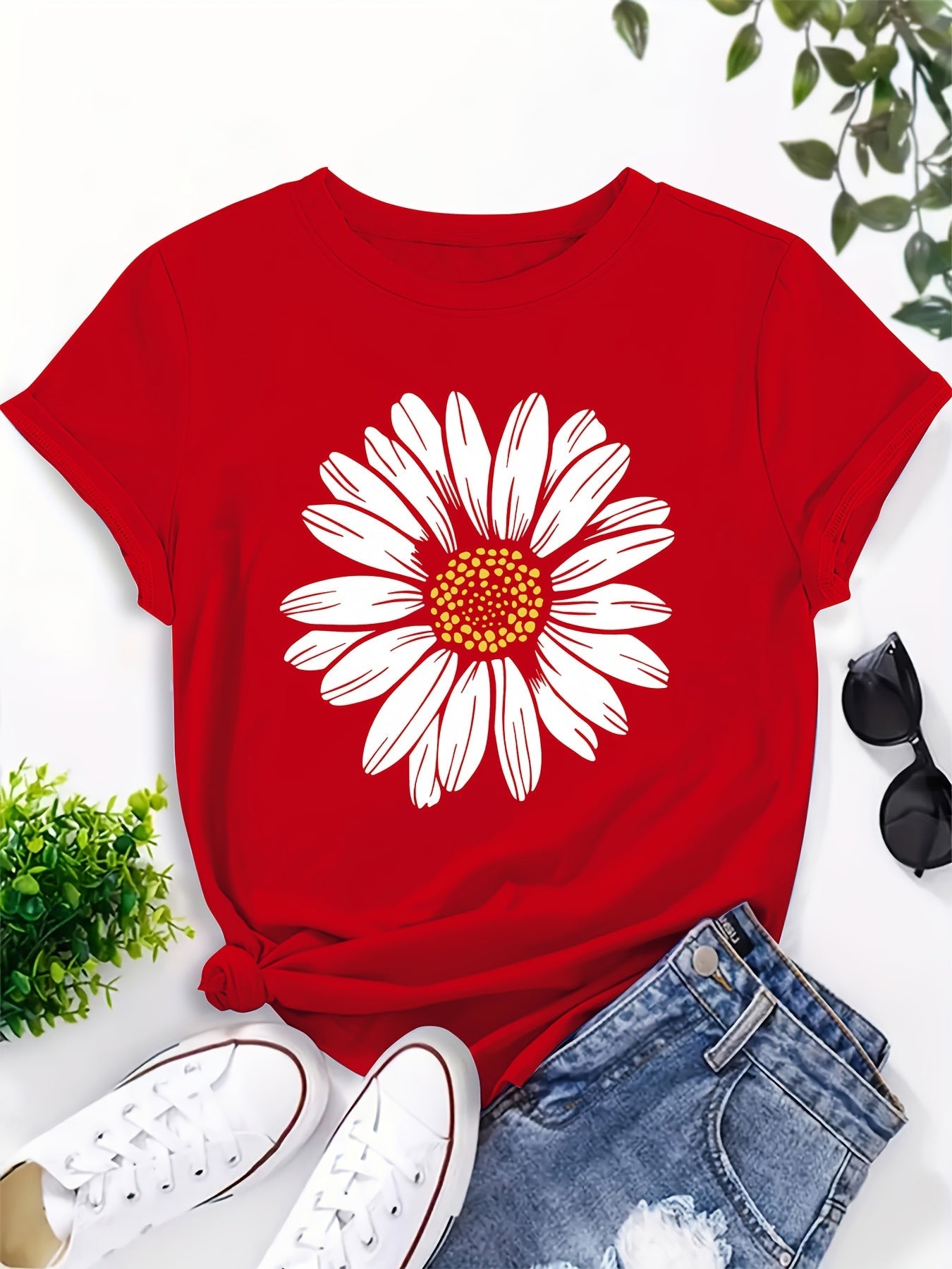 Women's T-Shirt with Daisy Print – Casual Summer Fashion for Leisure and Everyday Wear