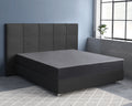 Antraciet satijnen hoeslaken om een matras op een donkergrijs boxspringbed met gestoffeerd hoofdbord