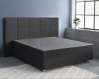 Antraciet satijnen hoeslaken om een matras op een donkergrijs boxspringbed met gestoffeerd hoofdbord