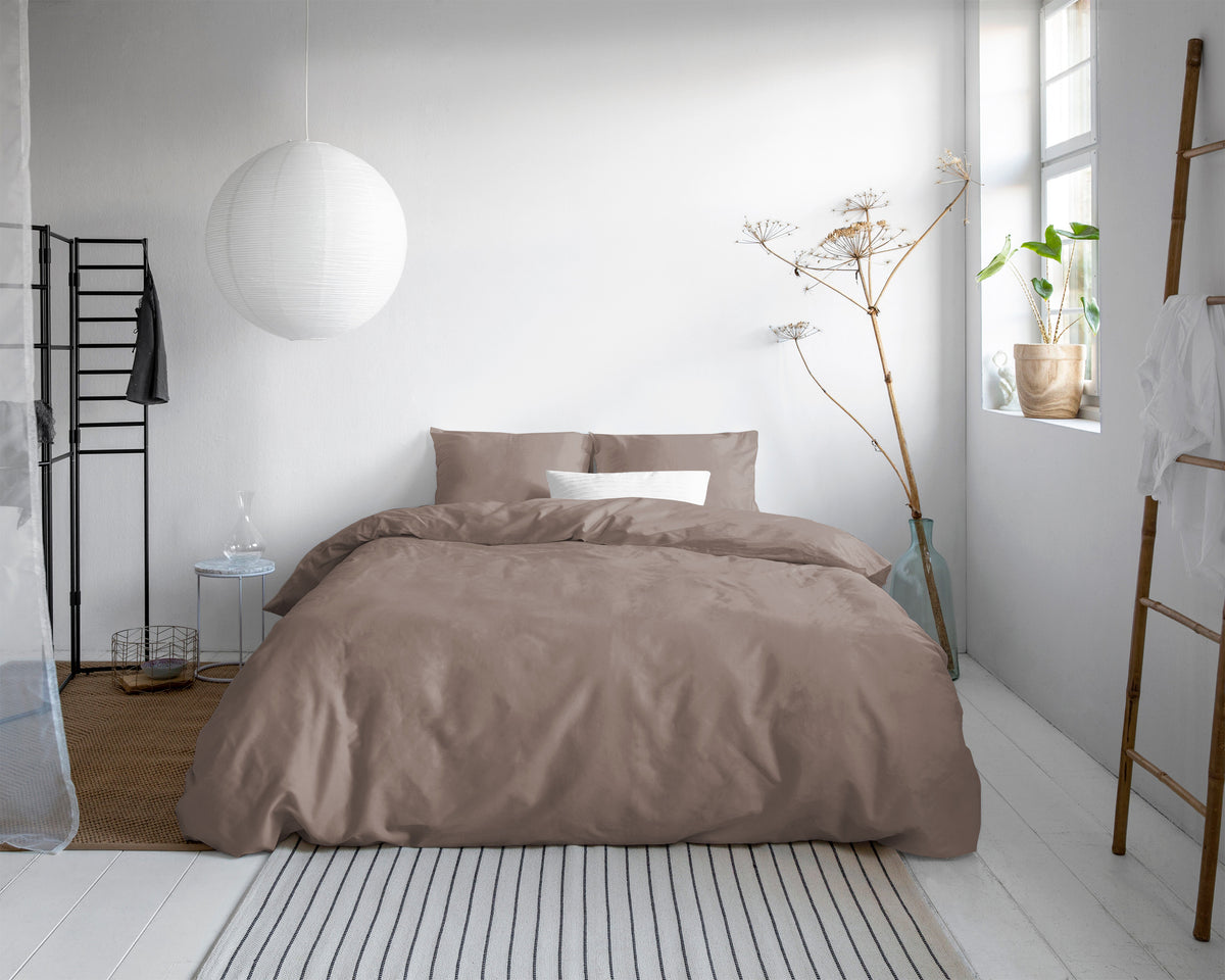 Dekbedovertrek katoensatijn effen taupe 200 x 220 cm, met 2 kussenslopen 80 x 80 cm voor de slaapkamer