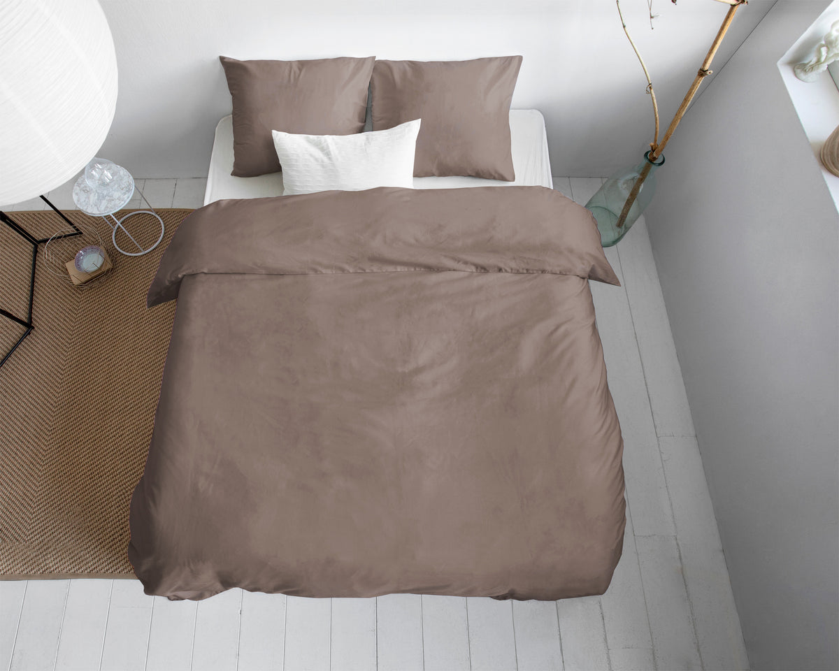 Dekbedovertrek katoensatijn effen taupe 200 x 220 cm, met 2 kussenslopen 80 x 80 cm voor de slaapkamer