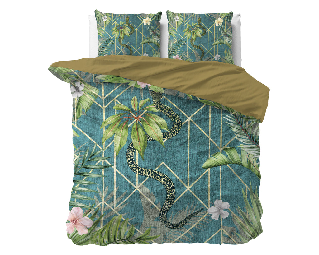 Groen dekbedovertrek met palmbladeren, bloemen en slang op groenblauwe ondergrond, olijfgroene achterzijde en twee kussens