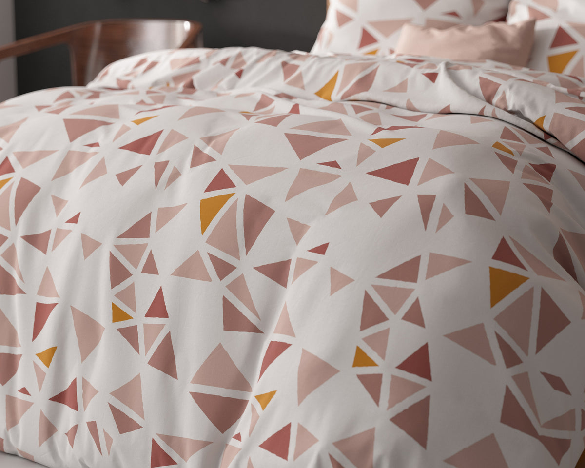 Dekbedovertrek micropercal Bella wit met roze driehoekenprint 140 x 220 cm, met kussenslopen 60 x 70 cm