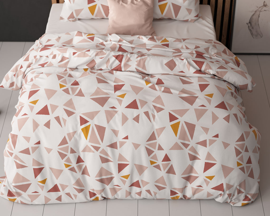 Dekbedovertrek micropercal Bella wit met roze driehoekenprint 140 x 220 cm, met kussenslopen 60 x 70 cm