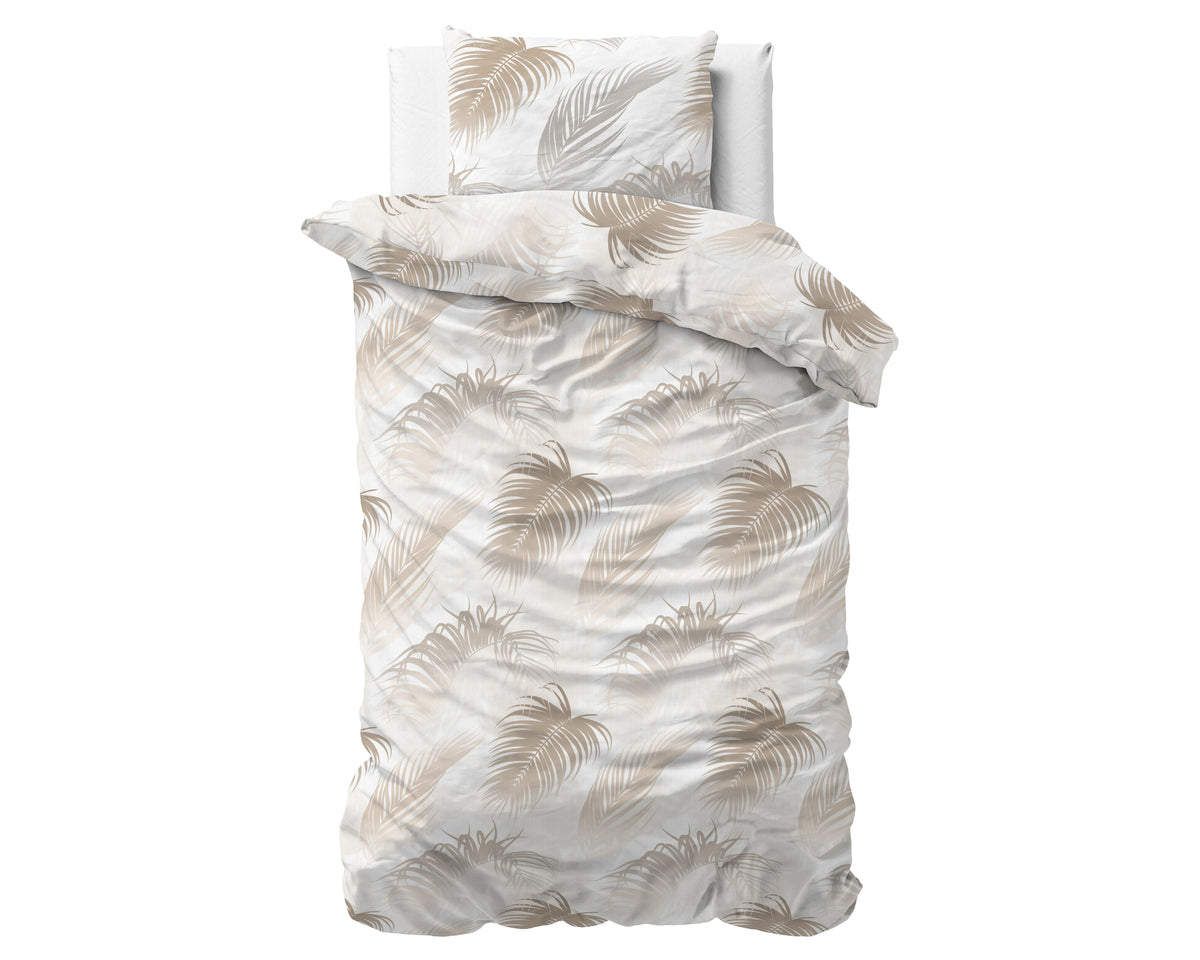 Opgemaakt bed met taupe dekbedovertrek met palmbladprint op een witte ondergrond en bijpassende kussensloop