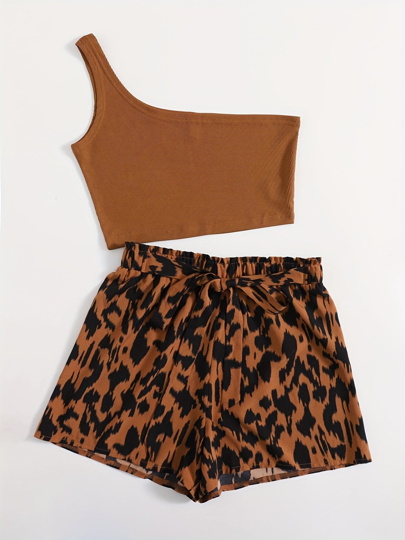 Damen Zweiteiler Set mit One-Shoulder Top und Animal Print Shorts – Elegantes Sommer Outfit