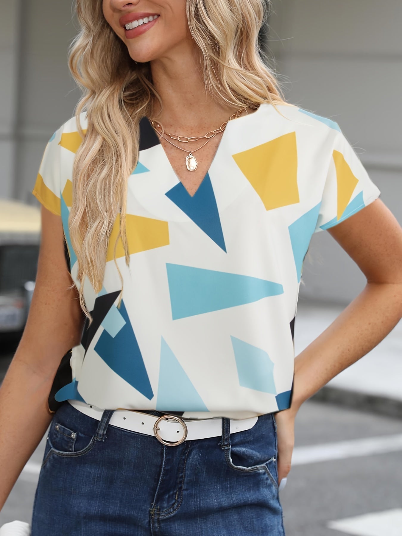 Damen Vintage Bluse mit geometrischem Muster und V-Ausschnitt – Modische Sommerbluse für Alltag und Büro