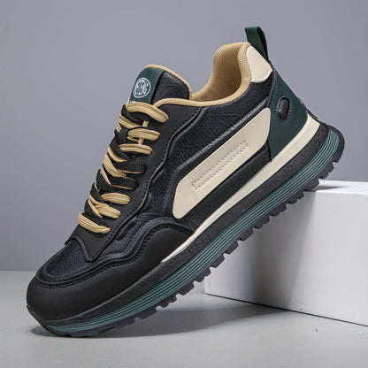Unisex sneakers in white and black with a lugged sole