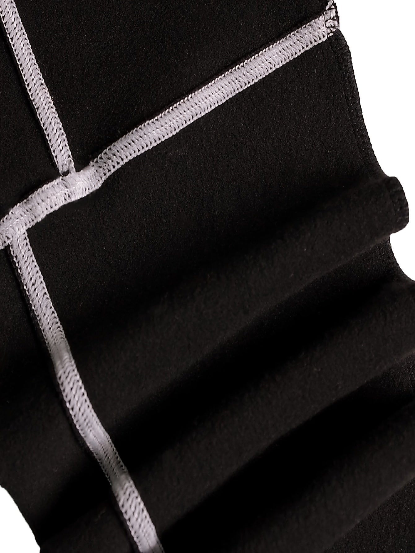 Black leggings with contrasting stitching, high waist