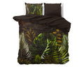 Opgemaakt bed met taupe dekbedovertrek met groene en okerkleurige tropische bladprint en twee kussens