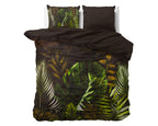 Opgemaakt bed met taupe dekbedovertrek met groene en okerkleurige tropische bladprint en twee kussens