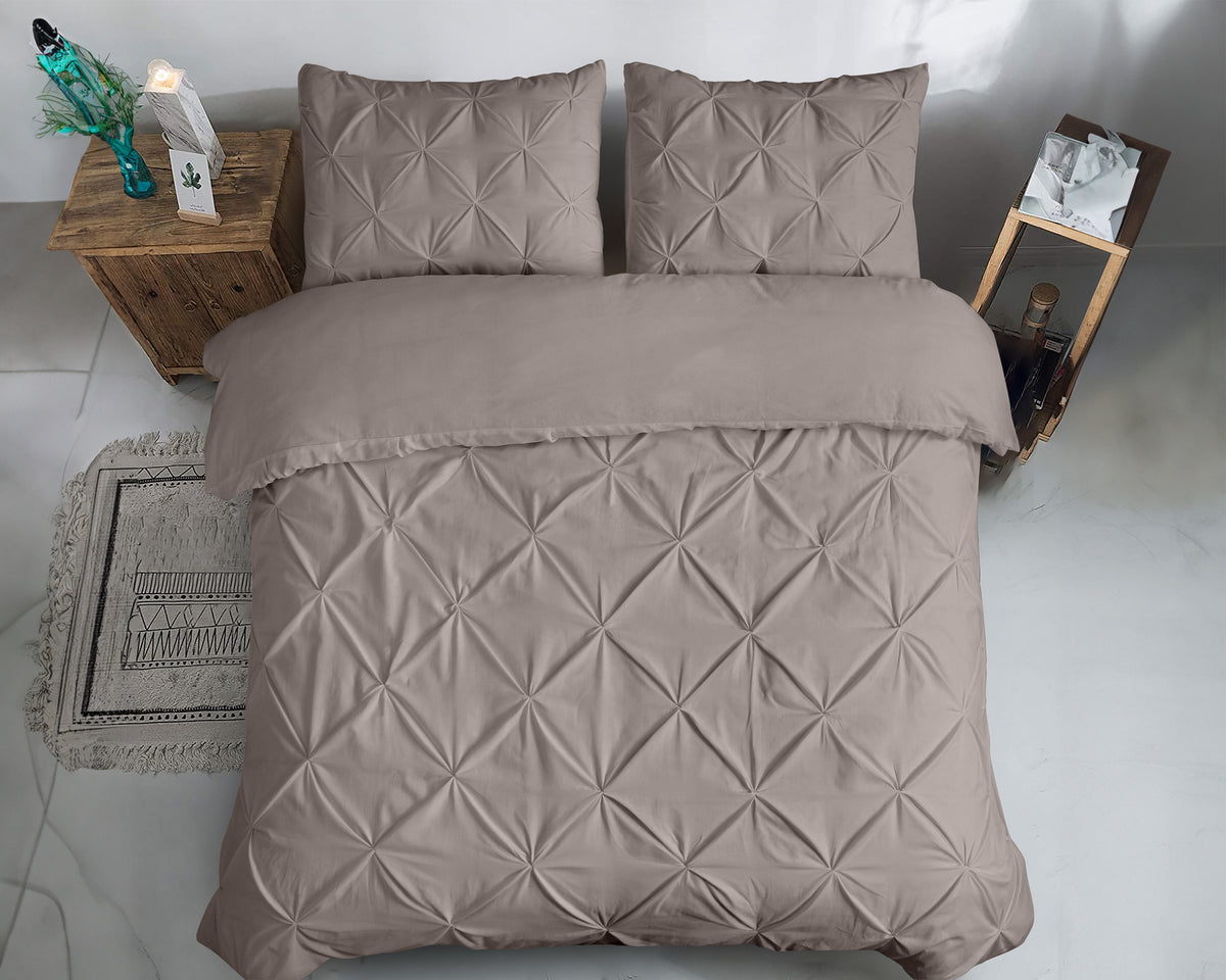 Dekbedovertrek katoen pintuck Salvador taupe 240 x 220 cm, met 2 kussenslopen 60 x 70 cm