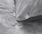 Dekbedovertrek teddy microfleece grijs met glow in the dark sterren 140 x 220 cm, kinderkamer
