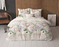 Bed met beige dekbedovertrek met roze en paarse bloemenprint en tekst Lovely, voor een houten lamellenwand