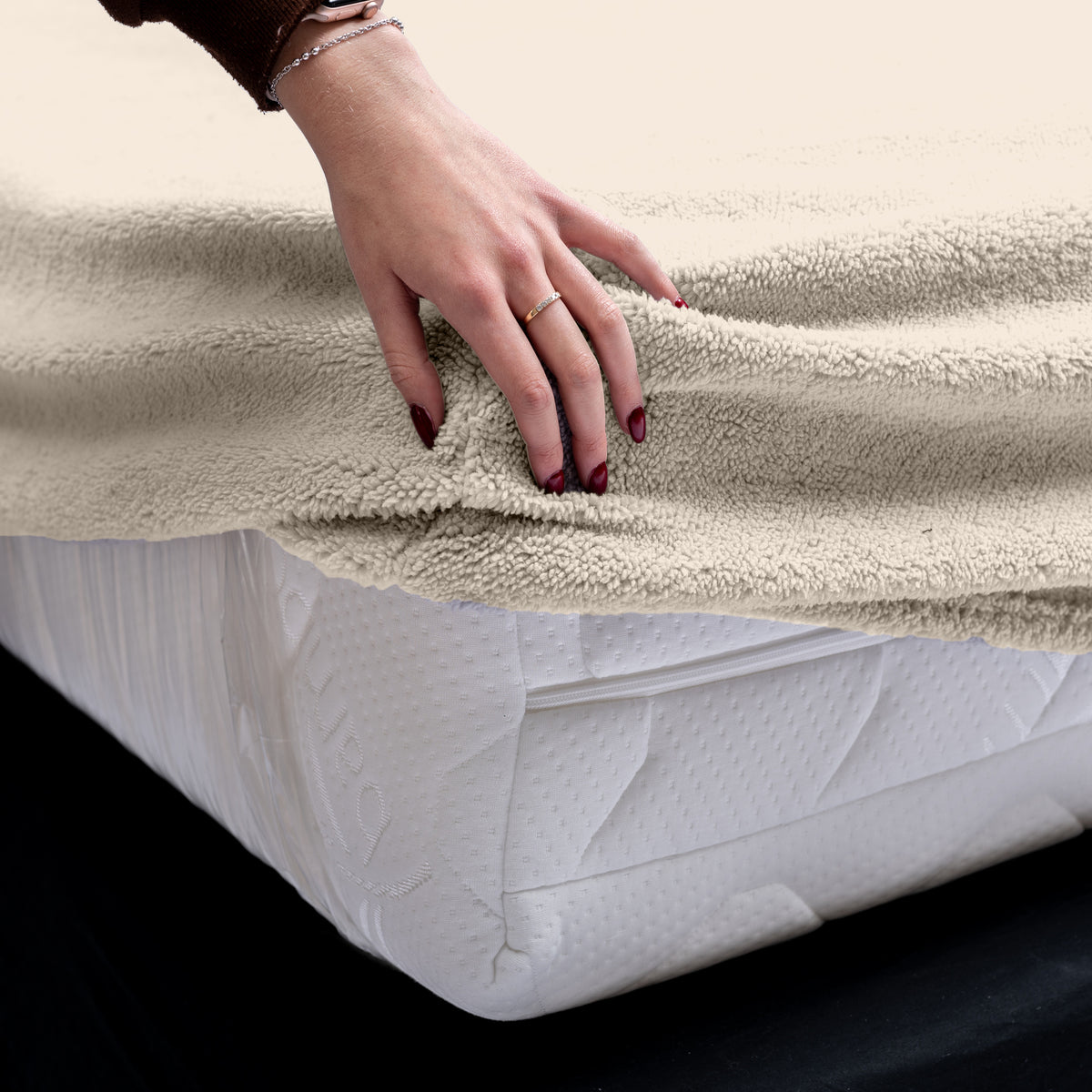 Hoeslaken teddy polyester crème 180 x 200 cm, hoekhoogte 30 cm, voor de slaapkamer