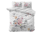 Wit dekbedovertrek met bloemenprint in roze, geel en grijs op een bed met twee bijpassende kussens