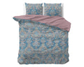 Blauw dekbedovertrek met ornamentprint en oudroze achterzijde, met twee bijpassende kussens op een bed
