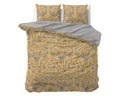 Dekbedovertrek met goudkleurige paisleyprint en grijze keerzijde, met twee bijpassende kussens op een bed