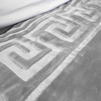 Deken fleece polyester geëmbosseerd Zeta grijs 200 x 240 cm, voor slaapkamer en woonkamer
