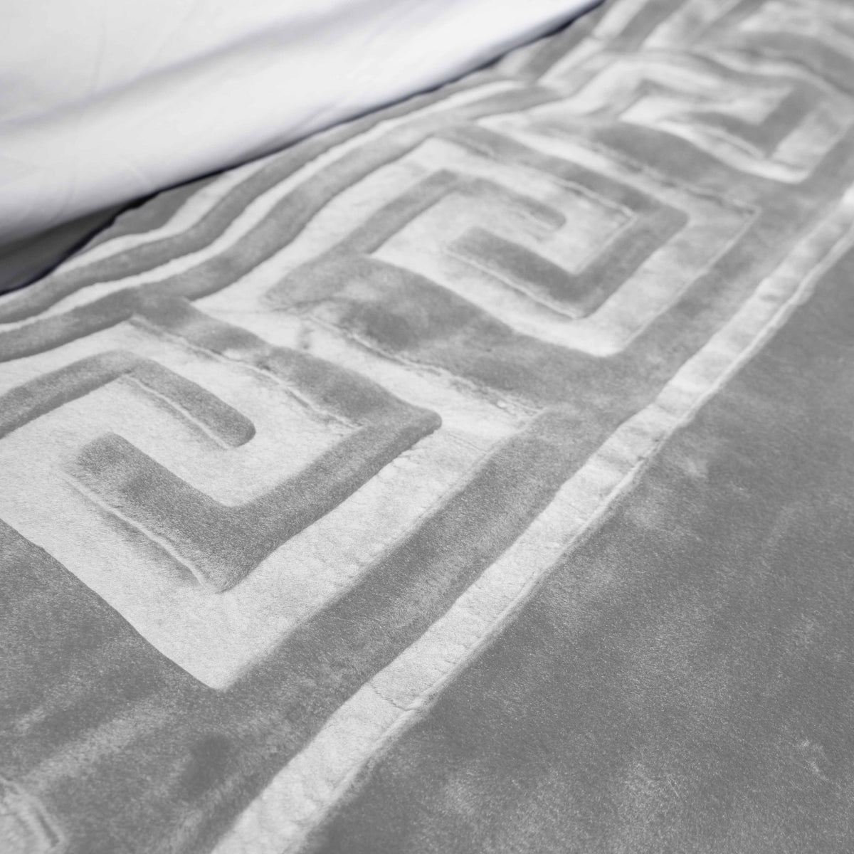 Deken fleece polyester geëmbosseerd Zeta grijs 200 x 240 cm, voor slaapkamer en woonkamer