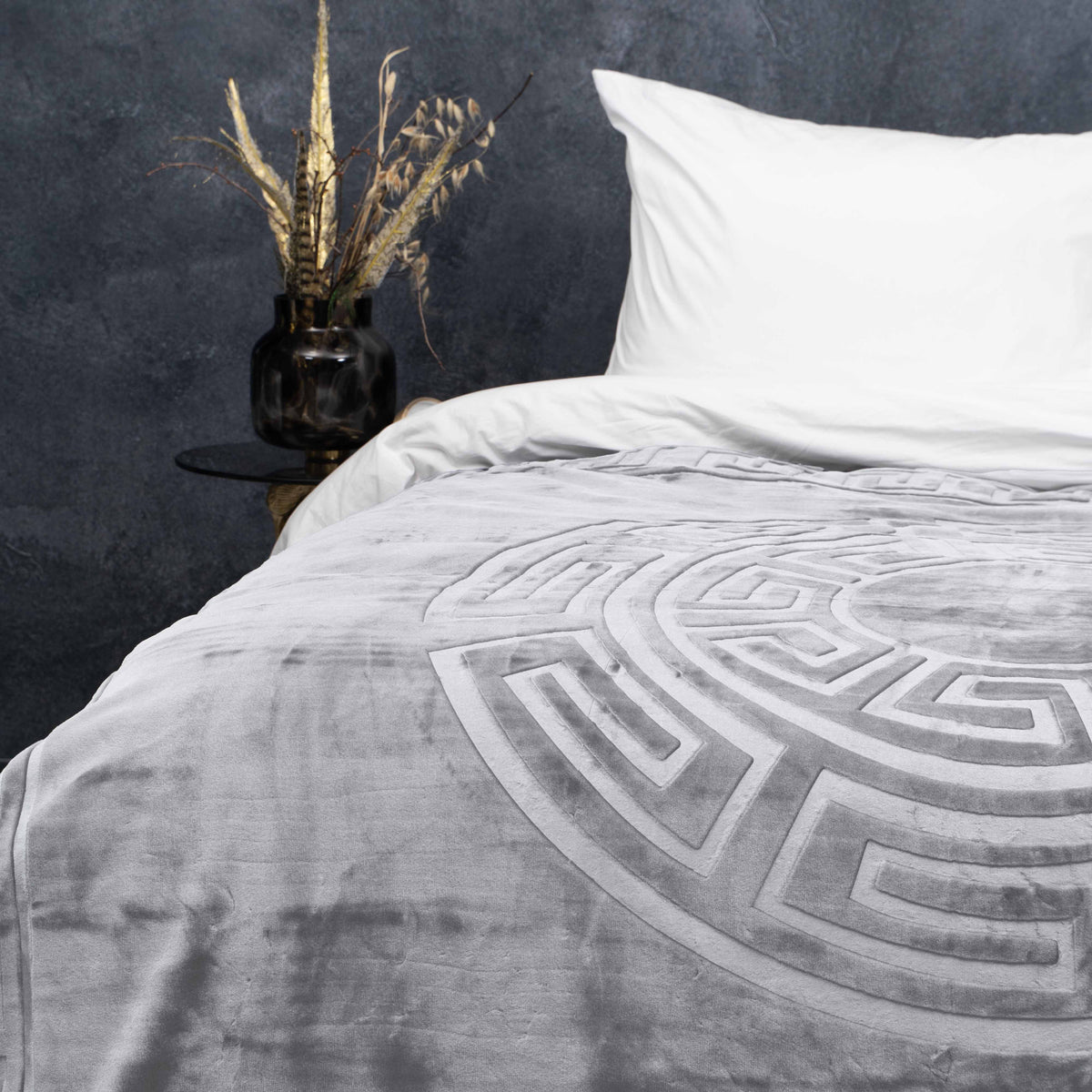 Deken fleece polyester geëmbosseerd Zeta grijs 200 x 240 cm, voor slaapkamer en woonkamer