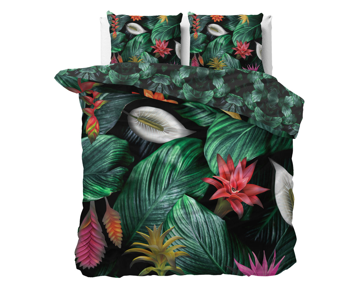Groen dekbedovertrek met tropische print van bladeren en kleurrijke bloemen, met twee bijpassende kussens