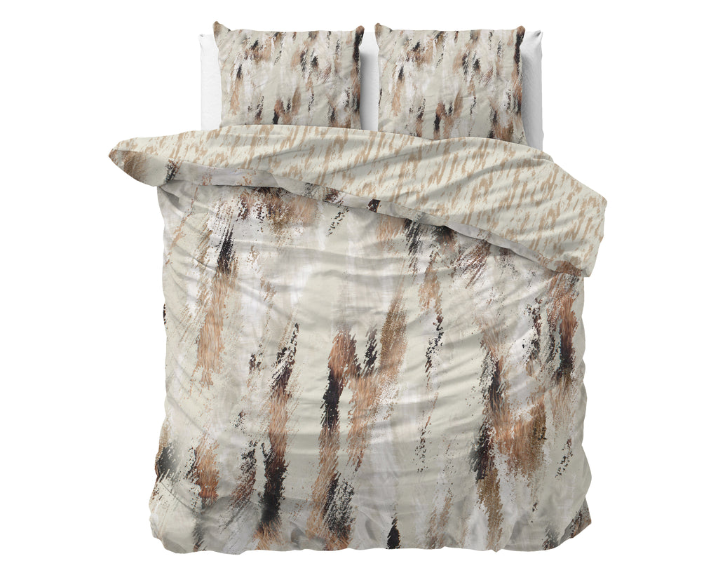 Dekbedovertrek met abstracte penseelstreken in beige, bruin en zwart, met twee bijpassende kussens op een bed