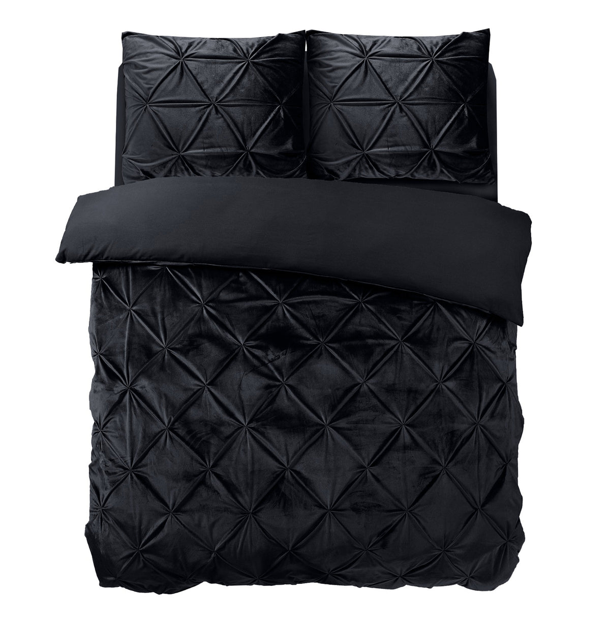 Zwart fluwelen dekbedovertrek met diamantvormig pintuck-motief en twee bijpassende kussenslopen op een bed