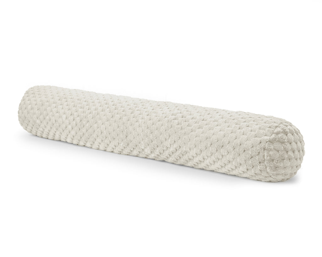 Langwerpig, rond bodykussen in crème met een zacht reliëfpatroon op een witte achtergrond