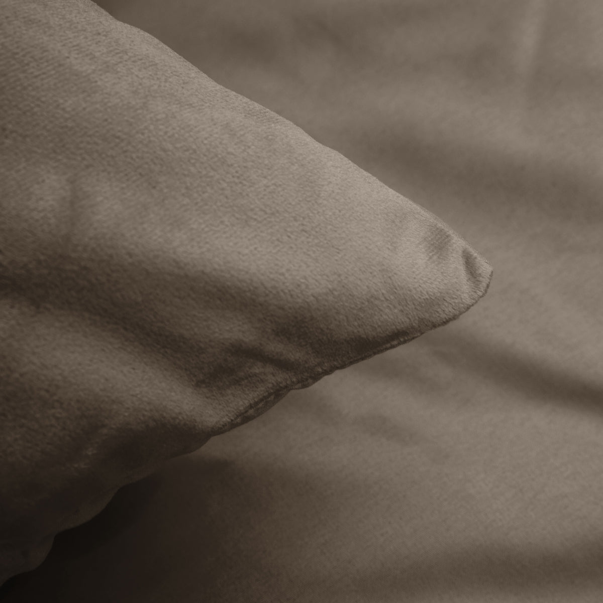 Dekbedovertrek fluweel effen taupe/grijs 240 x 220 cm, met 2 kussenslopen 60 x 70 cm