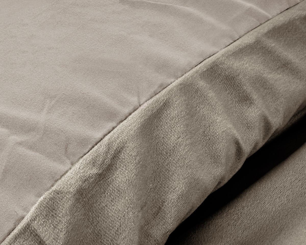 Dekbedovertrek fluweel effen taupe/grijs 240 x 220 cm, met 2 kussenslopen 60 x 70 cm