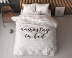 Dekbedovertrek microvezel wit met tekst Namastay 240 x 220 cm, met 2 kussenslopen 60 x 70 cm