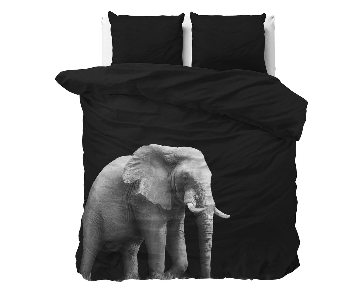 Zwart dekbedovertrek met grijze olifantprint en twee zwarte kussenslopen op een bed