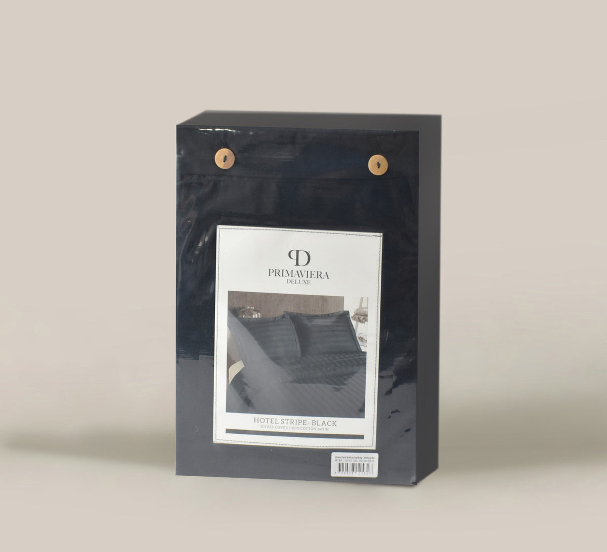 Verpakt antraciet dekbedovertrek met houten knopen en een productkaart met een opgemaakt bed met hotelstreep